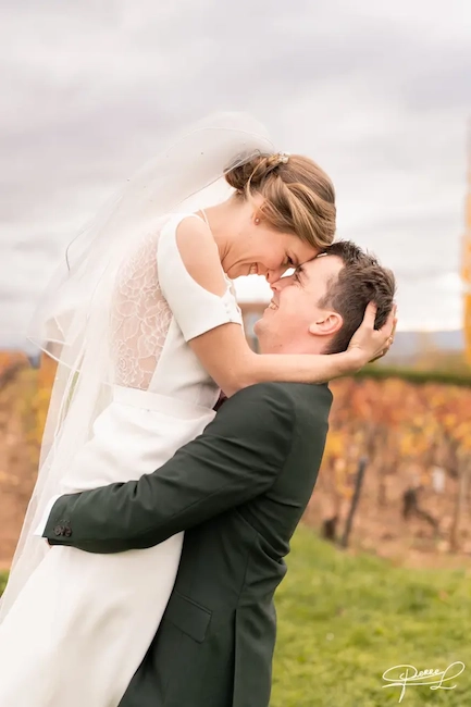 photographie de deux mariés se regardant dans les yeux